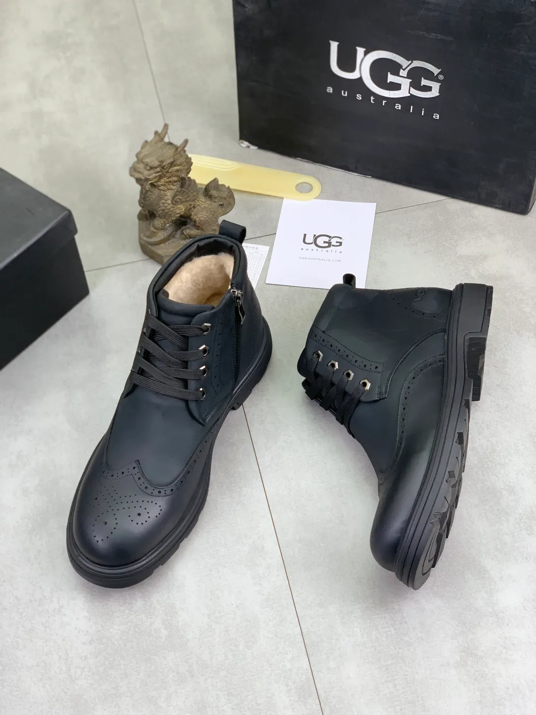 Men's shoes 💰P620 [New style] 💰 🆘 "Real wool" [UGG] 👉The popular men's shoes are synchronized with the official website 🔰The quality [proud] is not comparable to the imitations in the general market 🌀The upper is imported Italian frosted cowhide, and the lining: foot pads 🅰️Grade 🐑Real wool👻Only Grade A can show the effect The hand feels smooth and delicate 🔱The shoe shape is grand, only the factory can do it 🎄The perfect toughness of the original outsole 👻⬛️ can allow customers to say goodbye to one-time consumption. Real wool lining, super warm. Brown and gray available. Size: 38-44